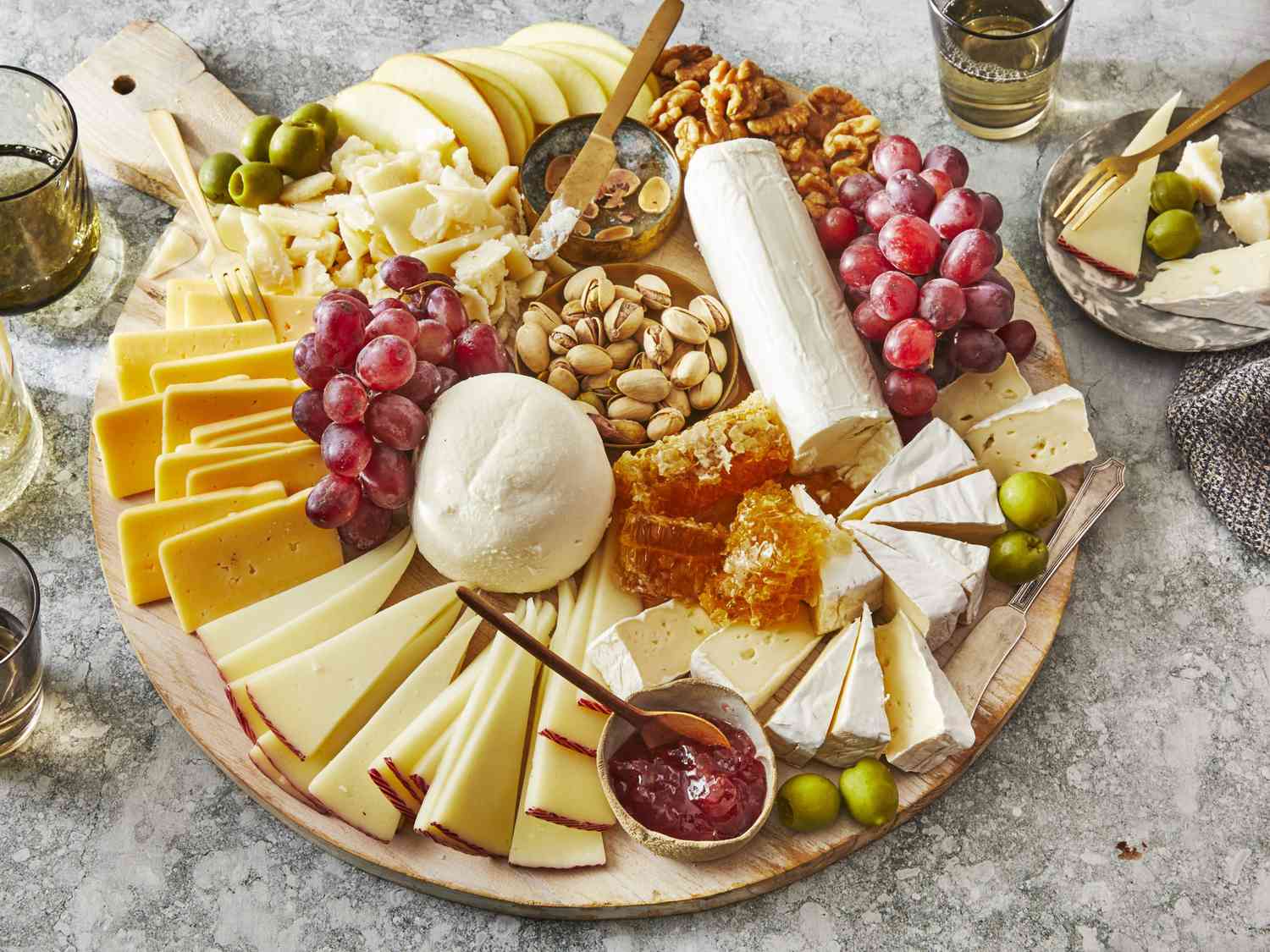 technique-to-cut-cheese-for-charcuterie